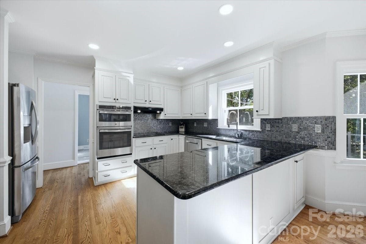 Single Family Residence at 10141 Hanover Glen Road, Charlotte, photo 6 of 31