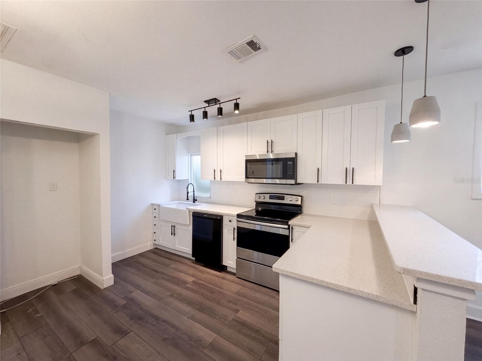 Single Family Residence at 212 W HIAWATHA ST, TAMPA, photo 2 of 14