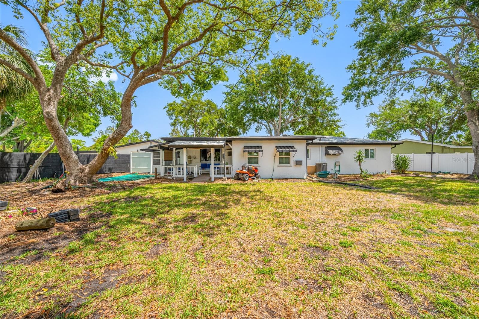 Oversized lot and back yard. - 8444 8TH WAY N, ST PETERSBURG