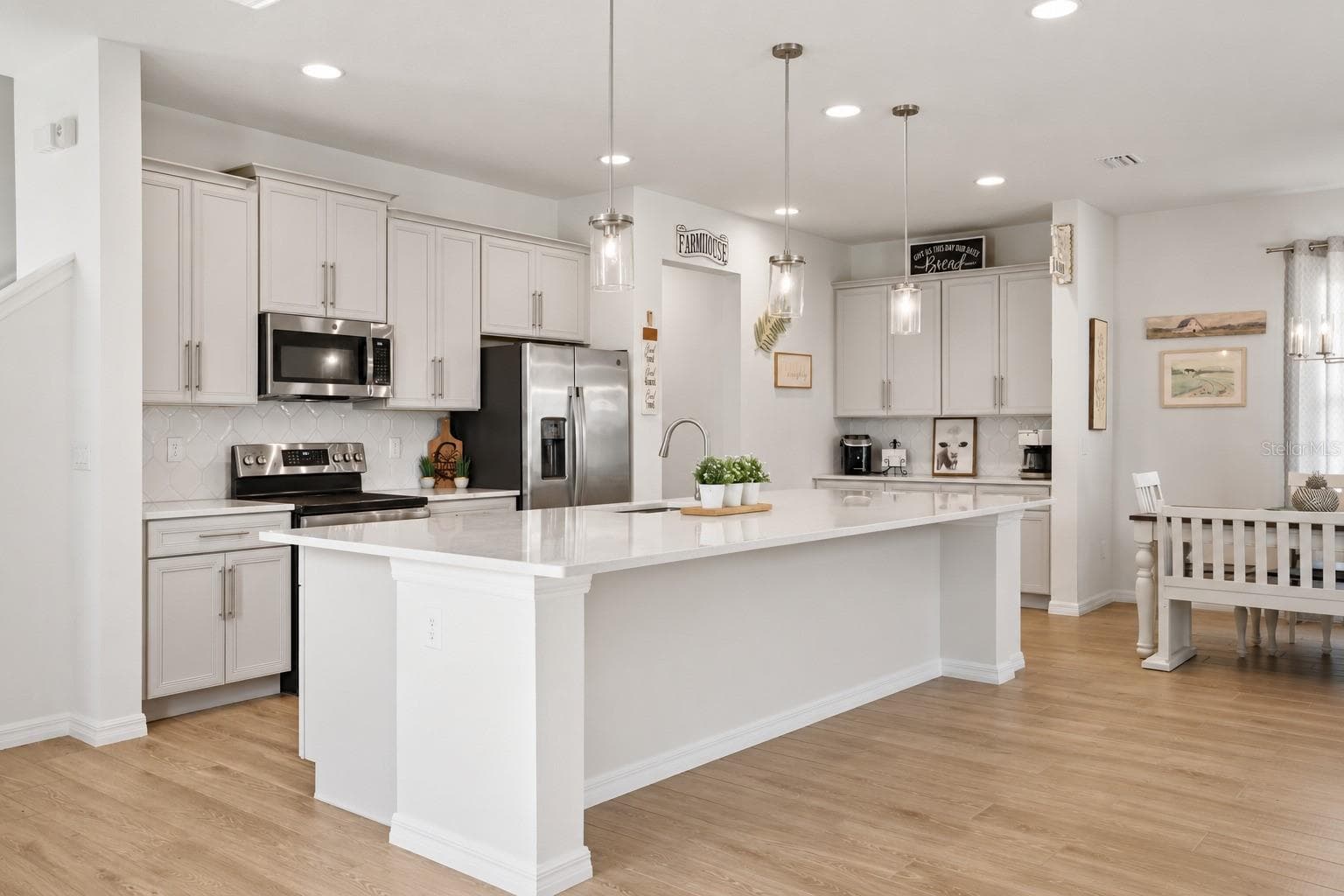 Oversized kitchen island with quartz countertops and plenty of prep space. - 7104 DILLY LAKE AVE, GROVELAND