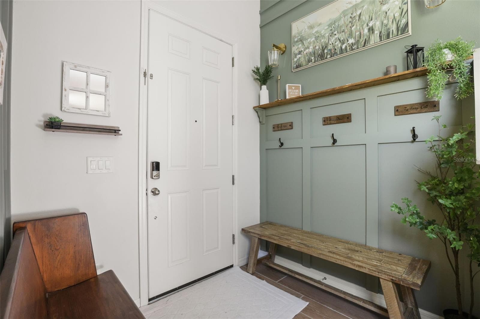 Charming entry details that make it feel like home. - 7104 DILLY LAKE AVE, GROVELAND