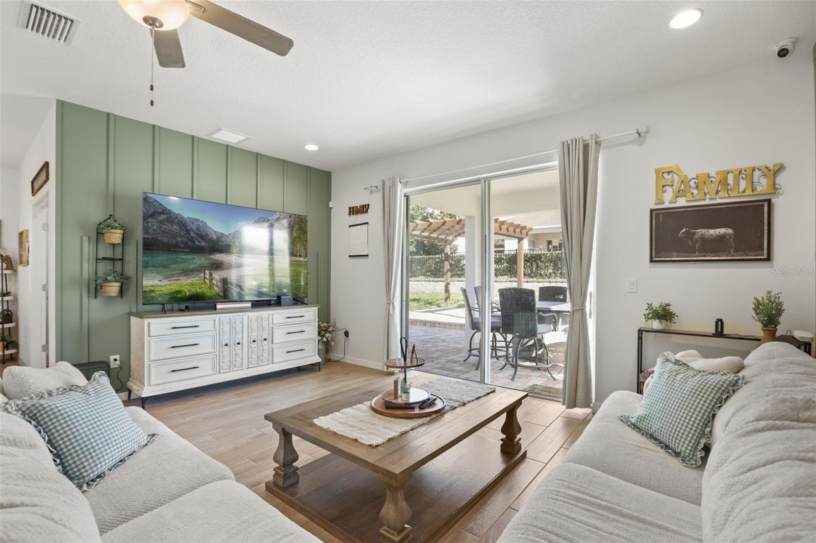 Bright living space with easy access outdoors. - 7104 DILLY LAKE AVE, GROVELAND