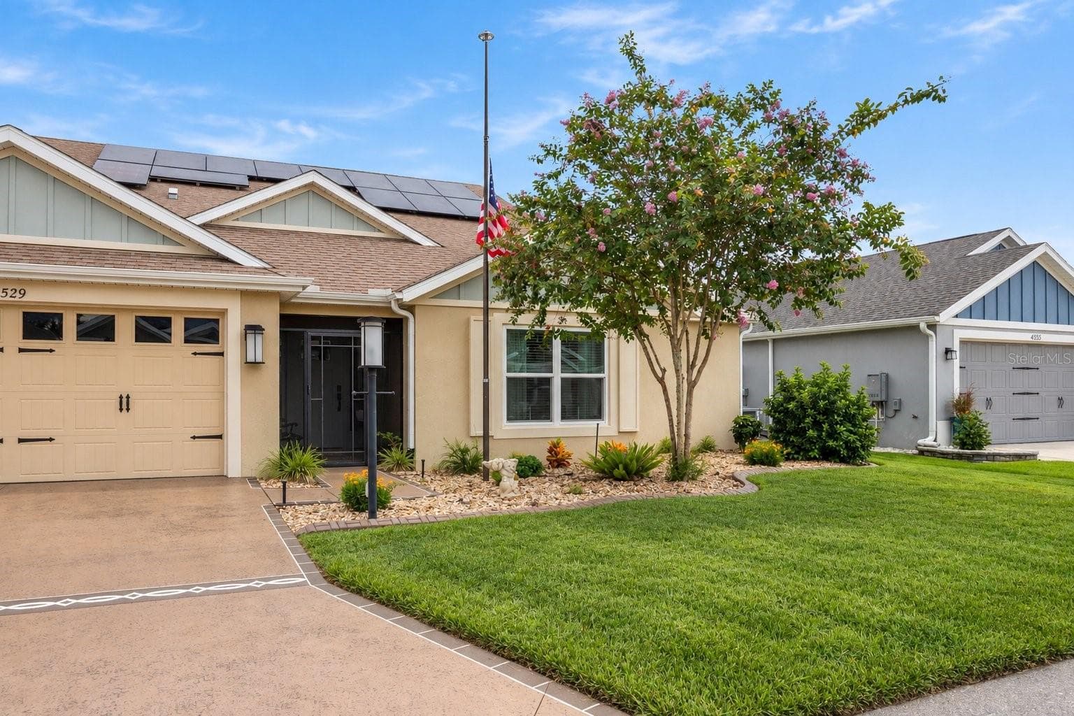 Screened in front entry, low maintenance landscaping. - 4529 SAMANTHA CT, THE VILLAGES