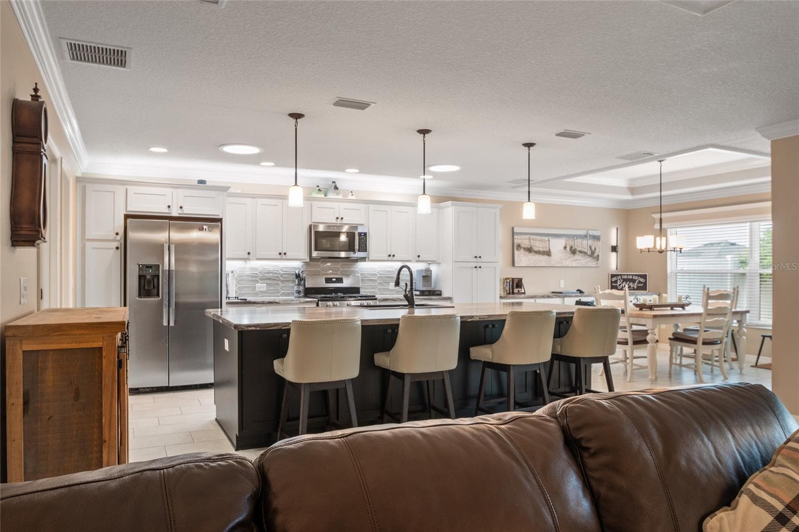 Large center island in kitchen, great for entertaining. - 4529 SAMANTHA CT, THE VILLAGES