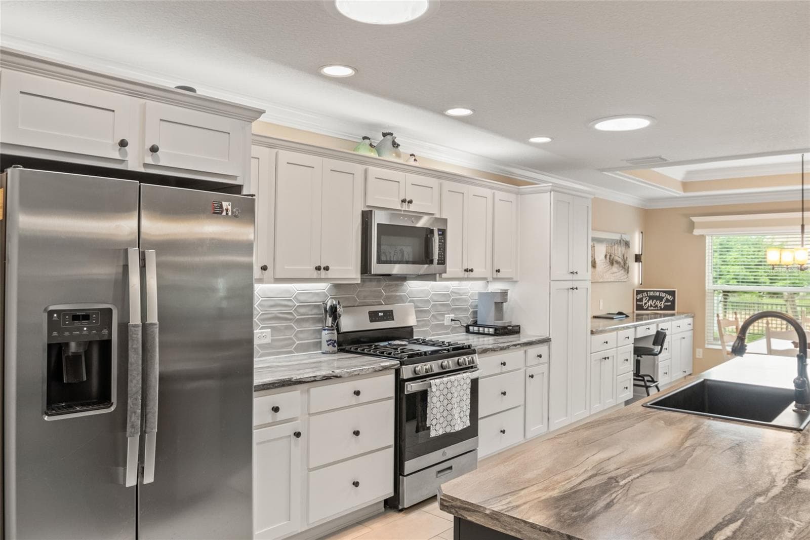 Gas stove. - 4529 SAMANTHA CT, THE VILLAGES