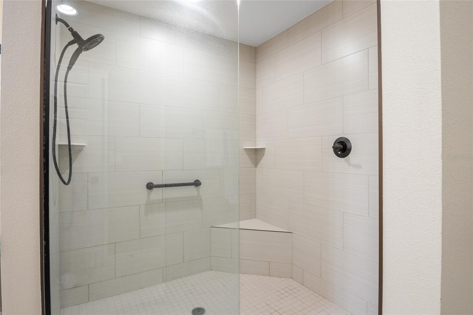 Walk in shower with seat. - 4529 SAMANTHA CT, THE VILLAGES