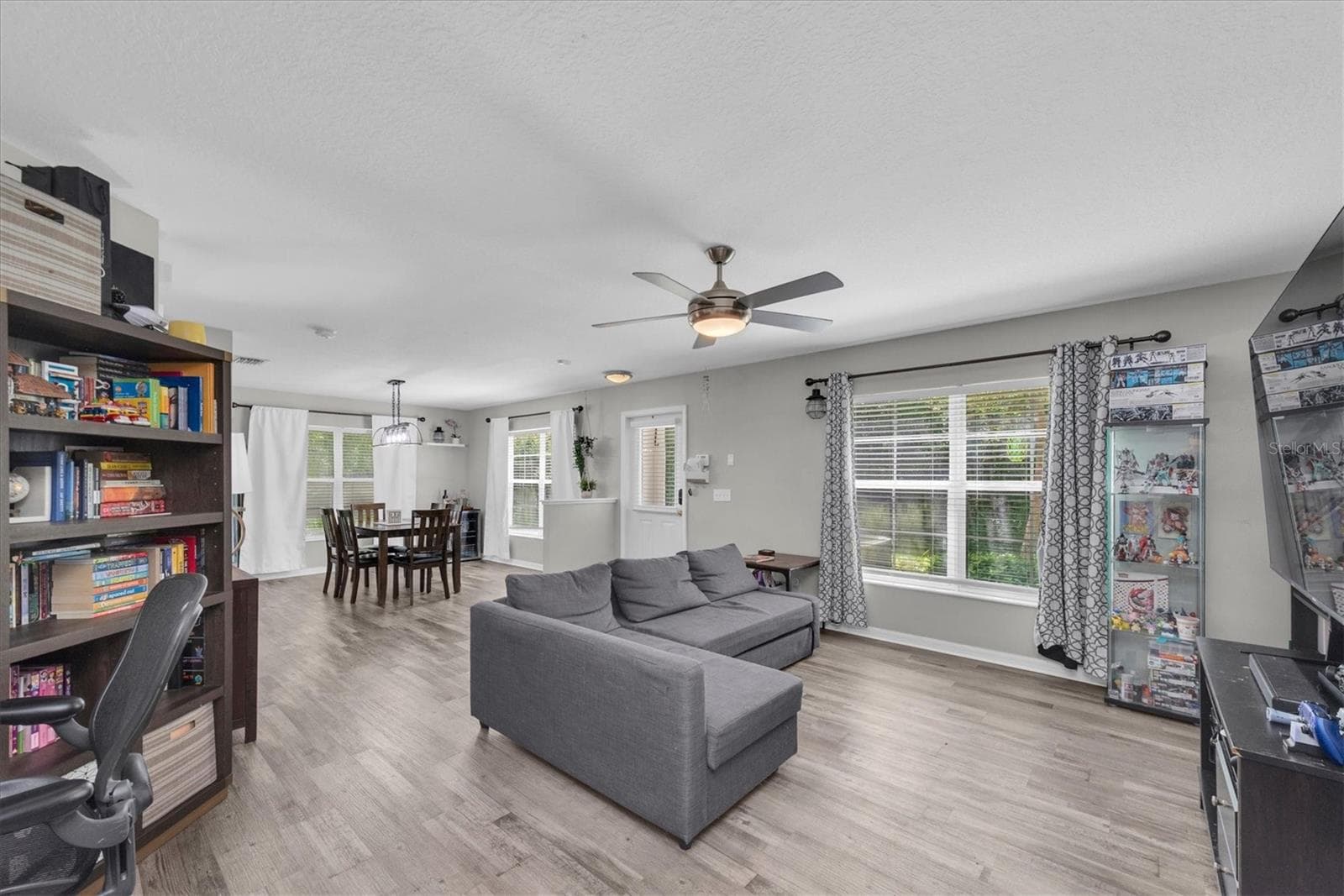 Townhouse at 9404 COOPERVILLE CT, TAMPA, photo 7 of 42