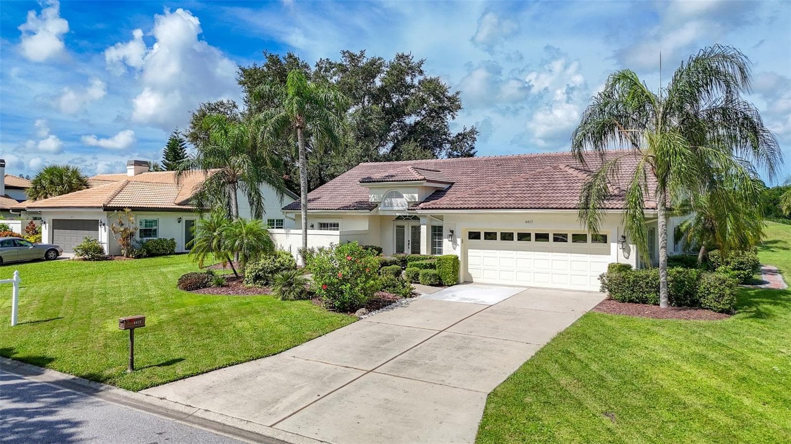 New tile roof , Refreshed landscaping. - 4415 HIGHLAND OAKS CIR, SARASOTA