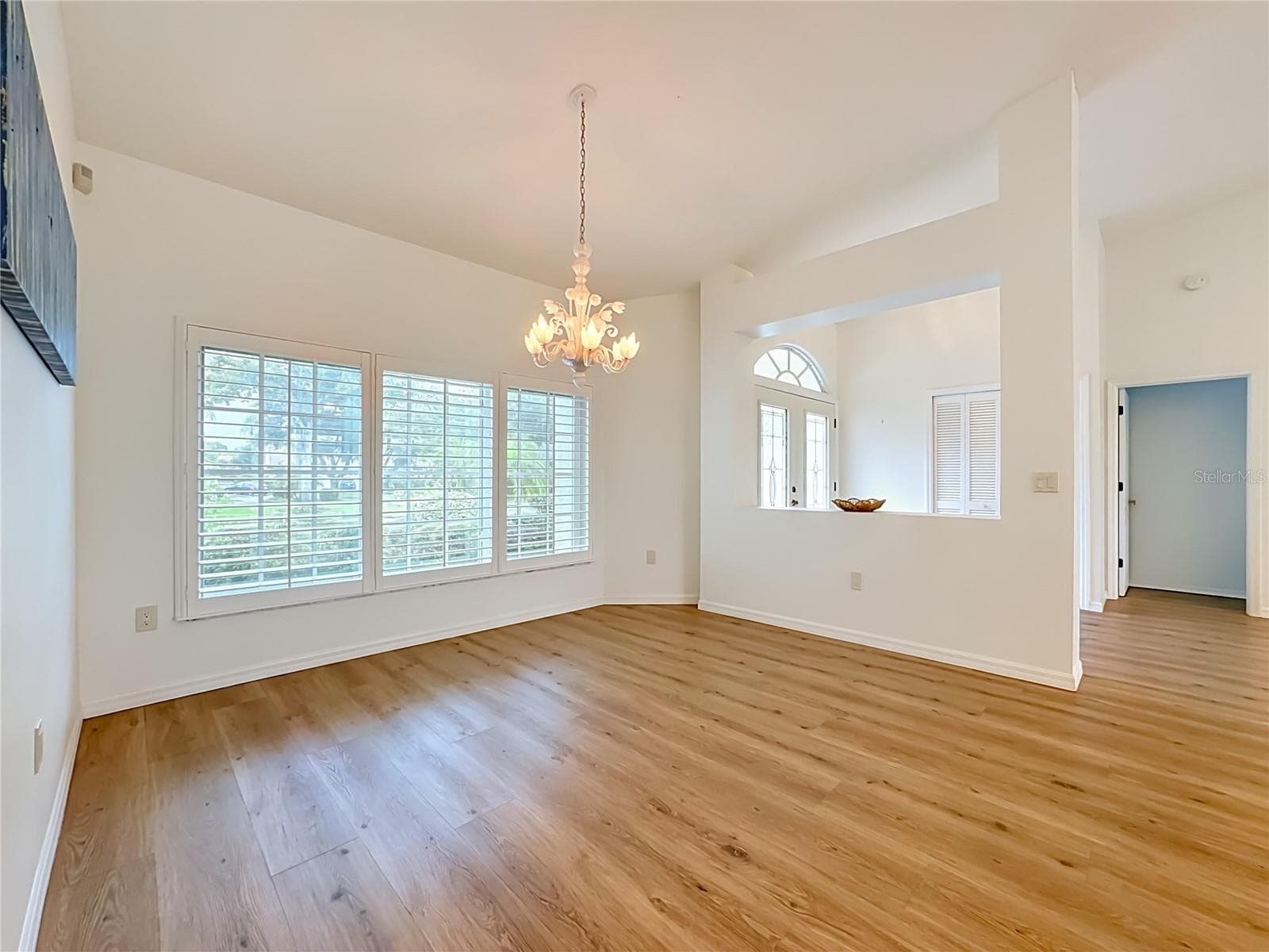 Cut out wall space creates a flowing living space. - 4415 HIGHLAND OAKS CIR, SARASOTA