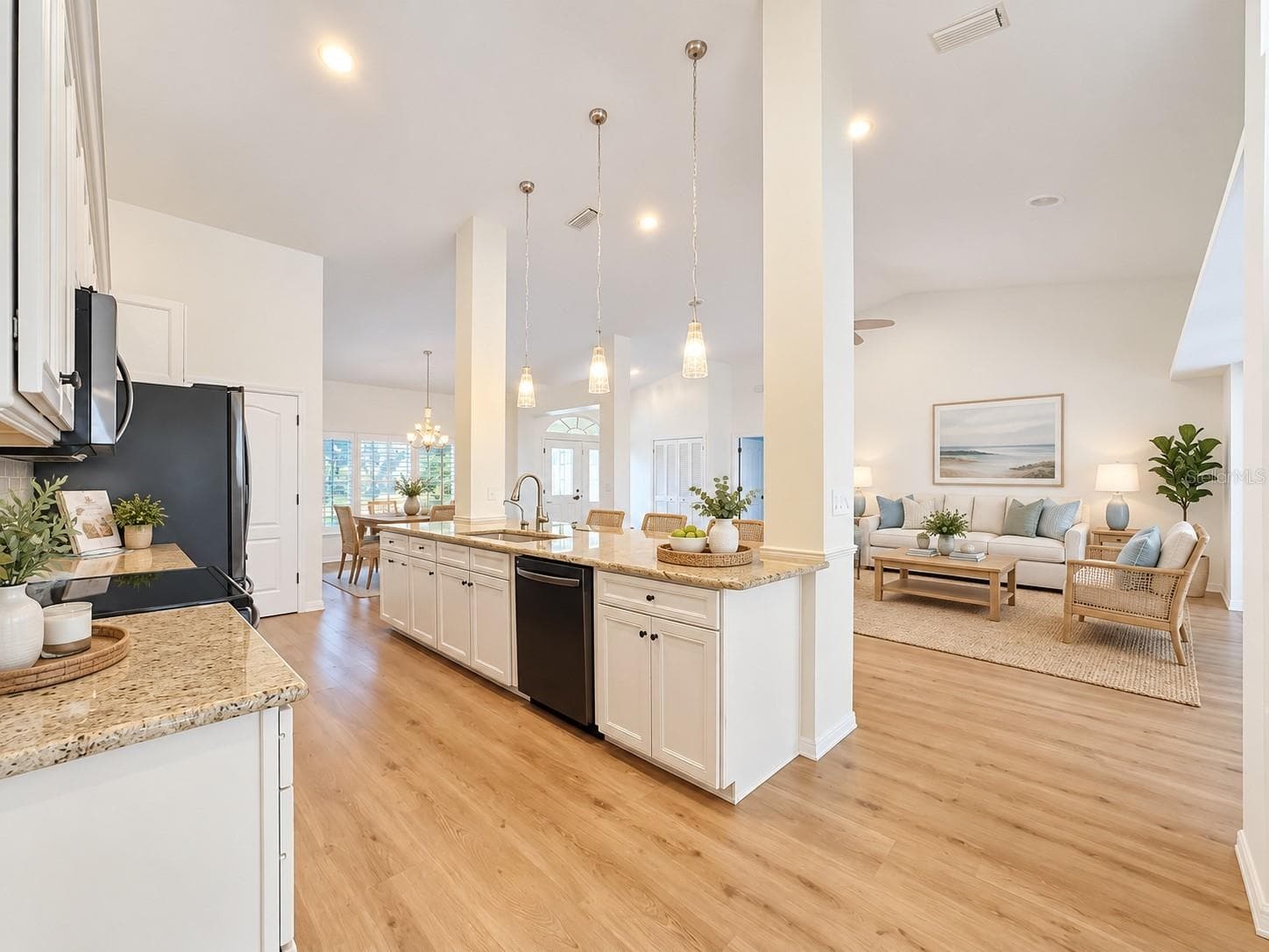 Soaring columns offers a distinguish and stylish appearance. - 4415 HIGHLAND OAKS CIR, SARASOTA