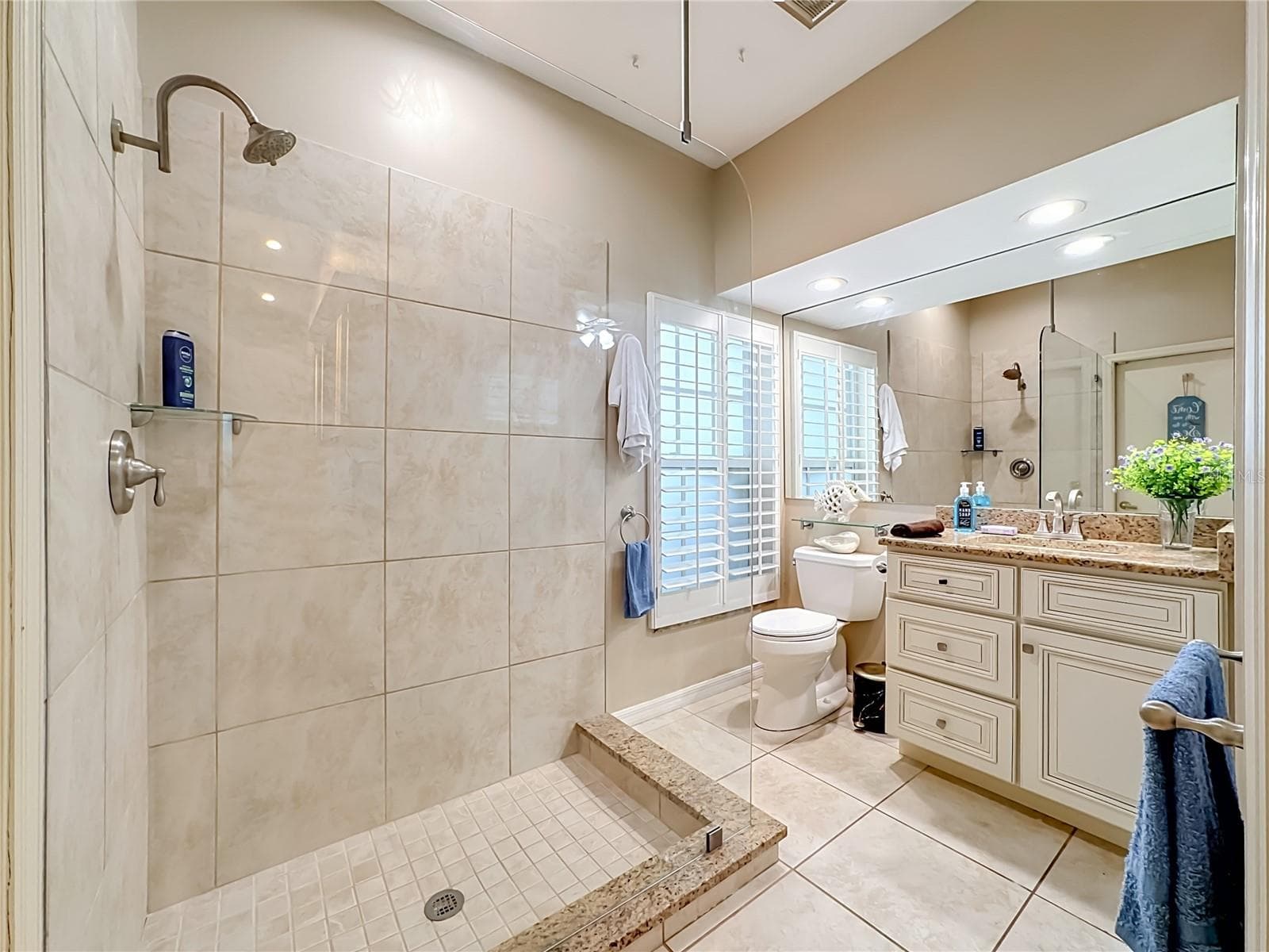 Bathroom #2 Granite counterr top vanity, plantion window shades. - 4415 HIGHLAND OAKS CIR, SARASOTA