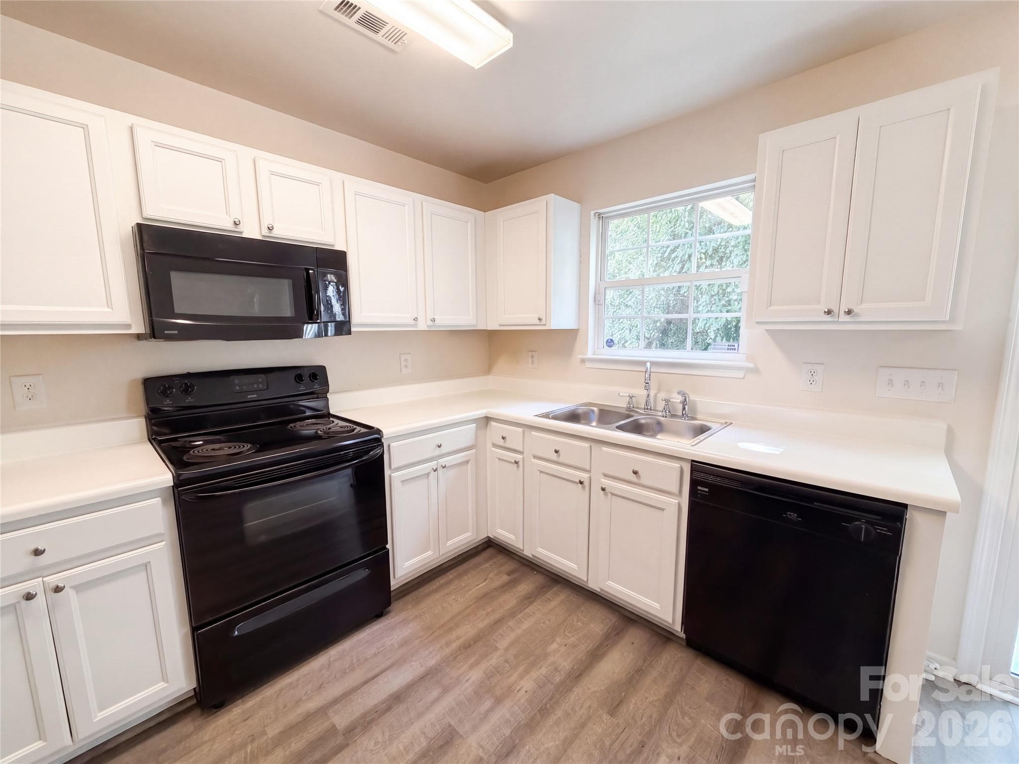 Single Family Residence at 1131 Jordans Pond Lane, Charlotte, photo 6 of 16