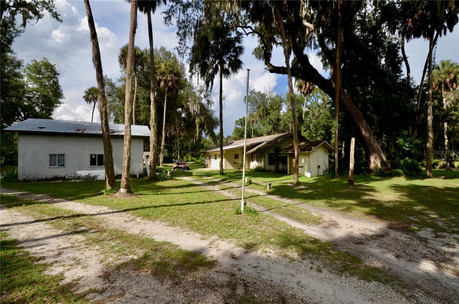 entrance to property, left, workshop, right is home - 14202 SE 173RD PL, HAWTHORNE