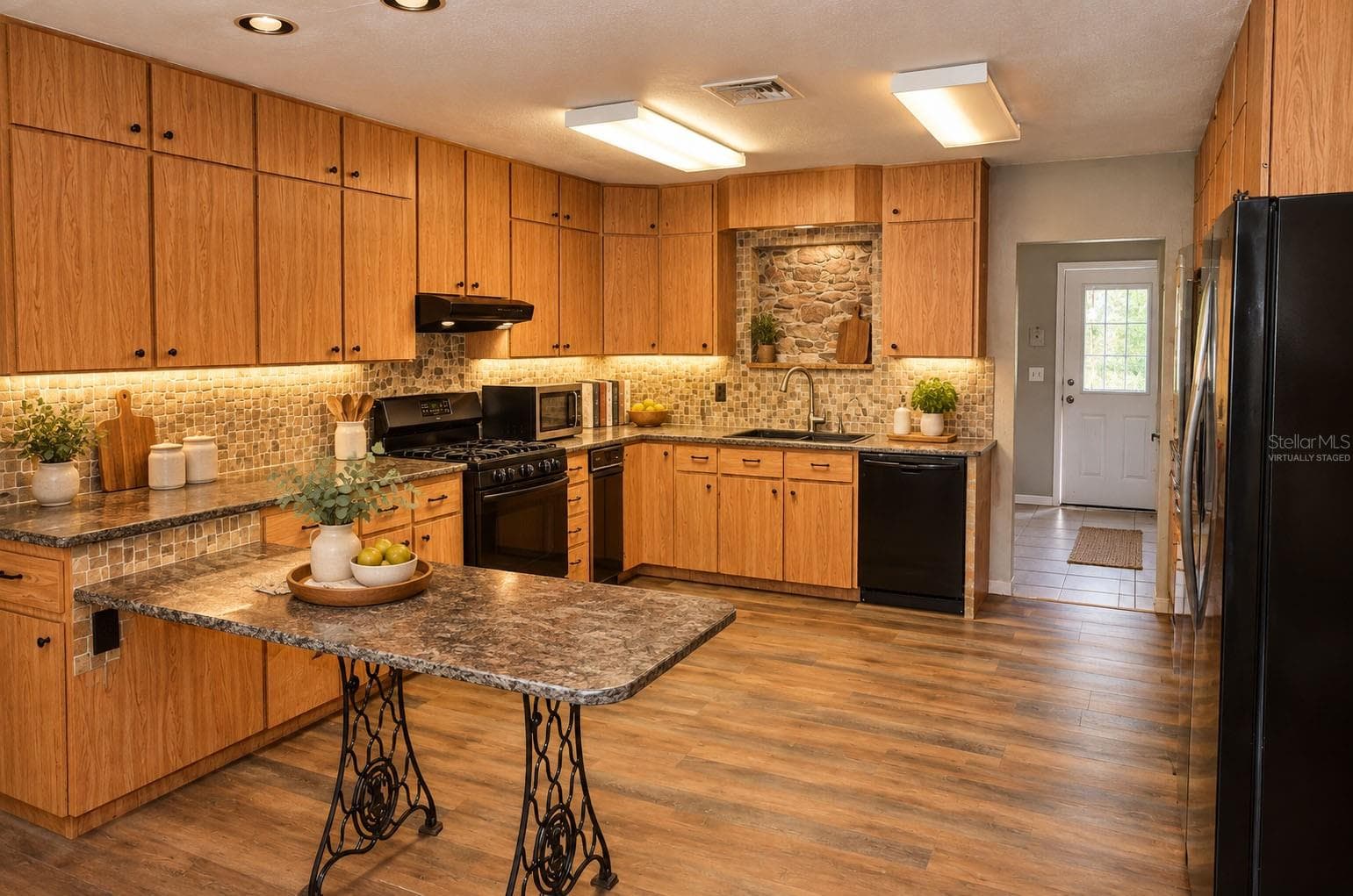 virtually staged kitchen - 14202 SE 173RD PL, HAWTHORNE