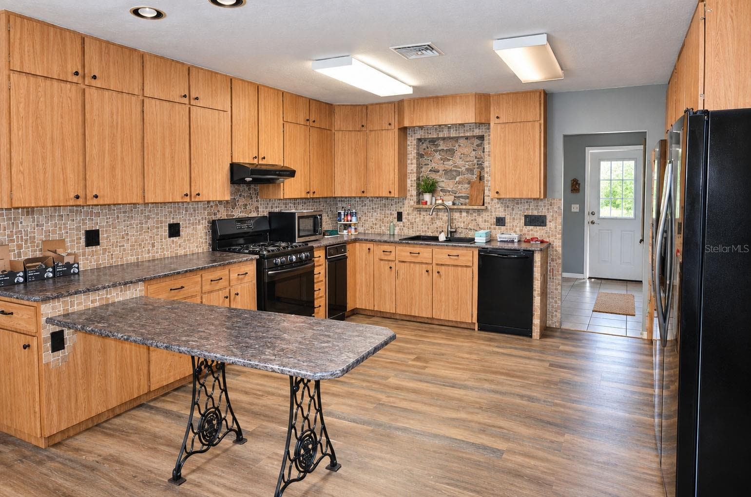 kitchen - 14202 SE 173RD PL, HAWTHORNE