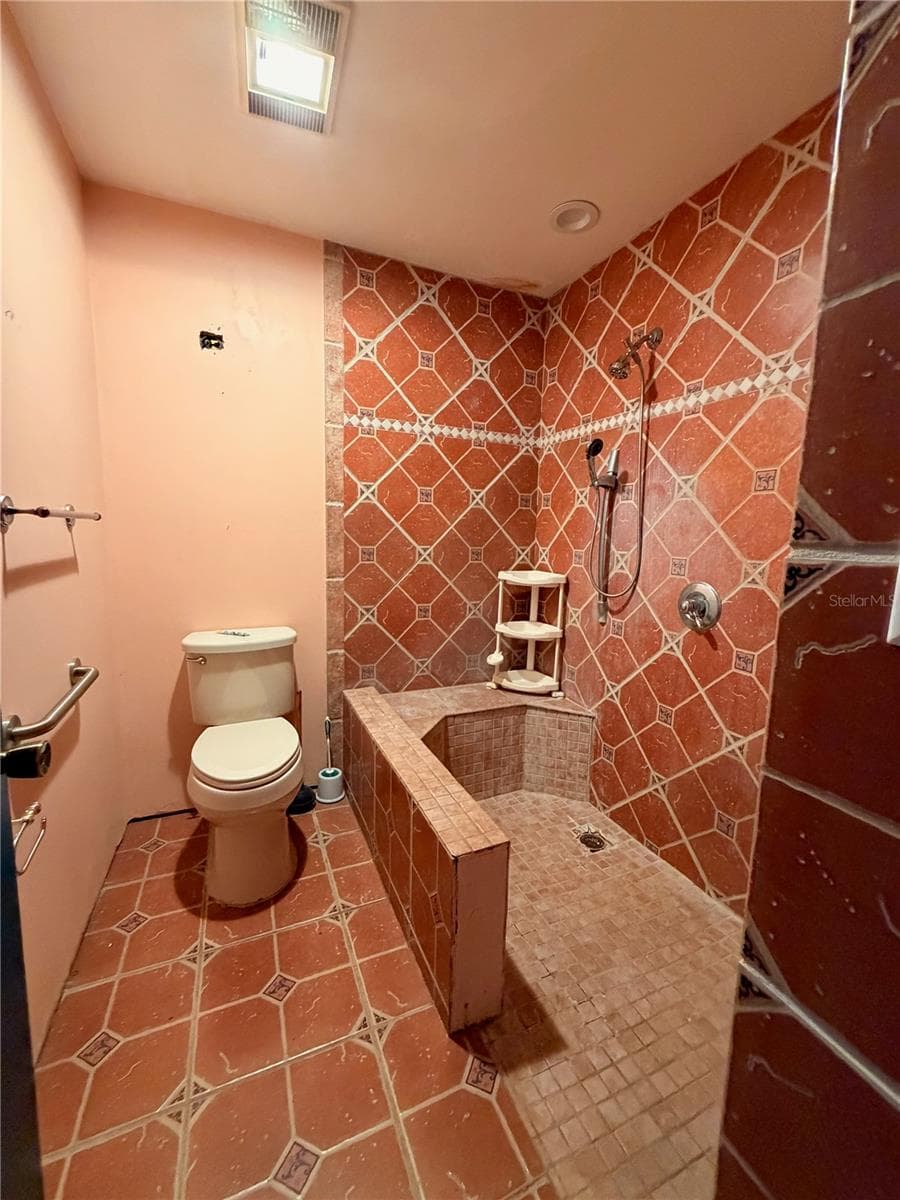 primary bath - 14202 SE 173RD PL, HAWTHORNE