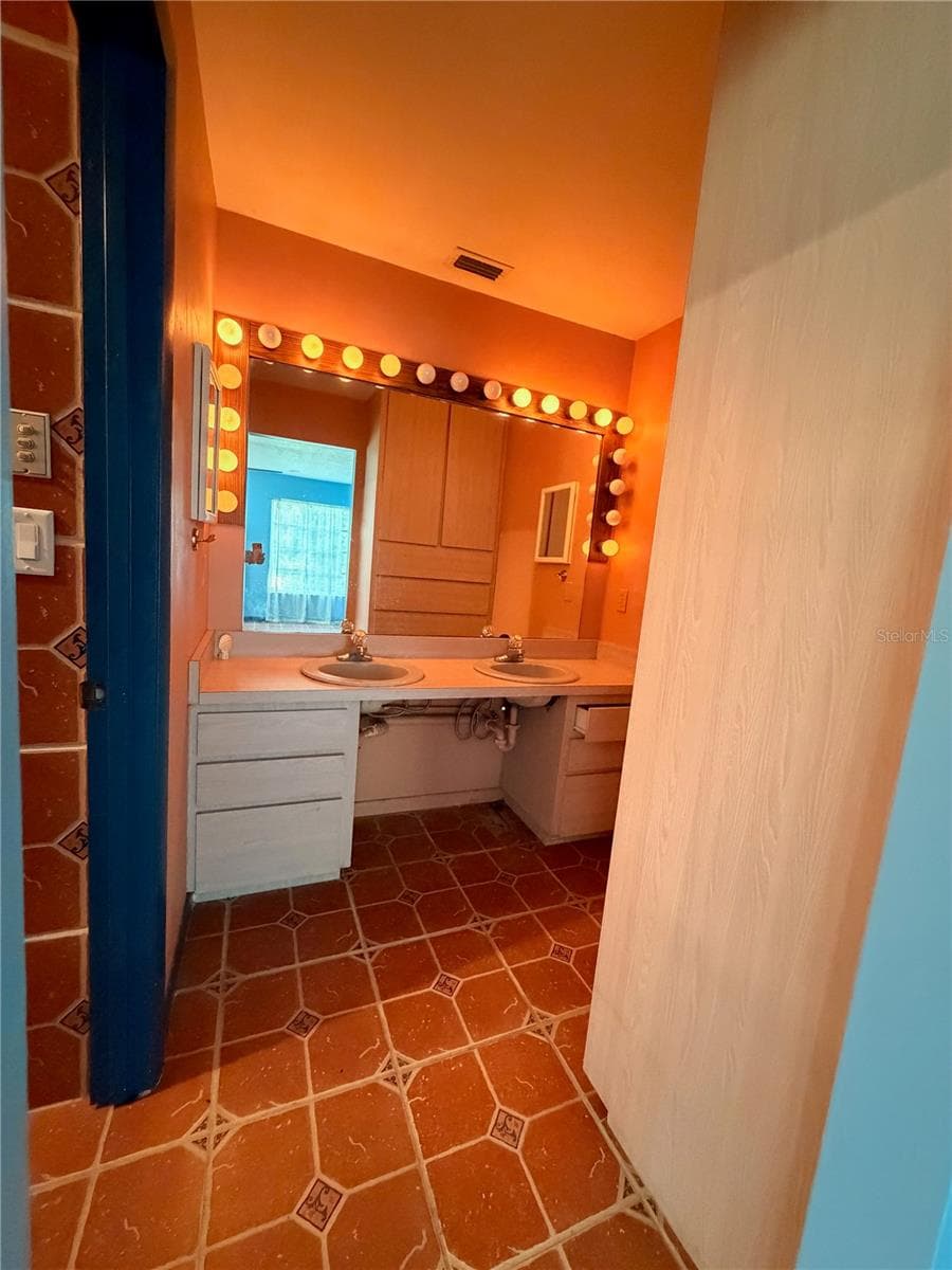 primary bath - 14202 SE 173RD PL, HAWTHORNE