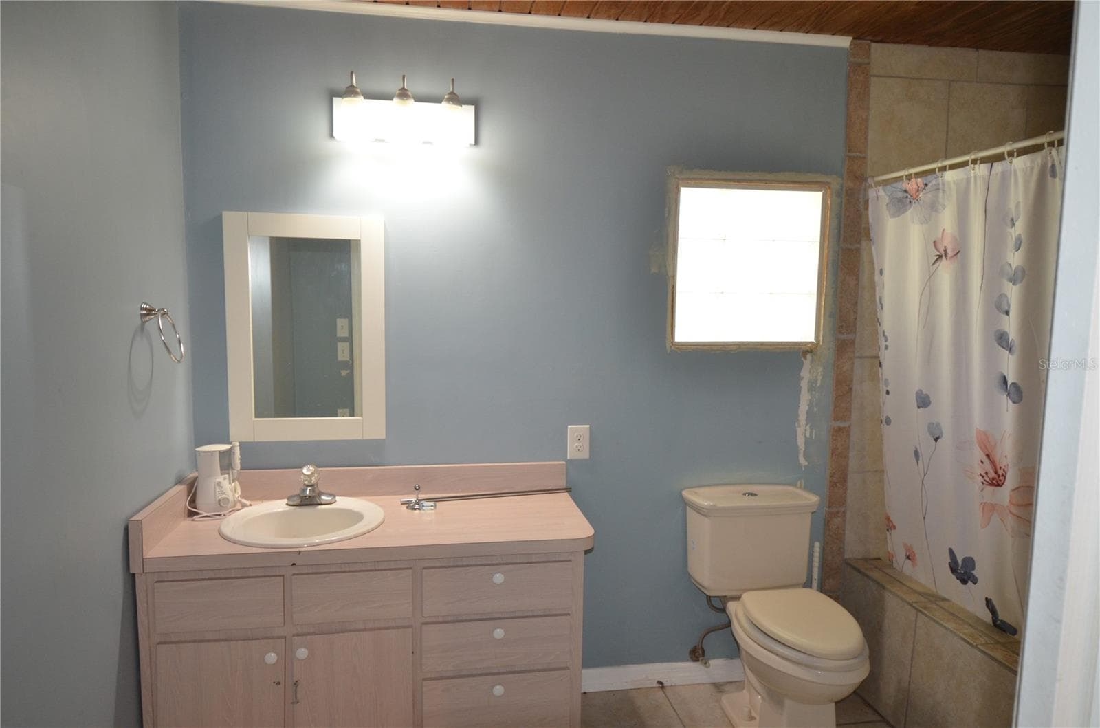in-law suite bath - 14202 SE 173RD PL, HAWTHORNE