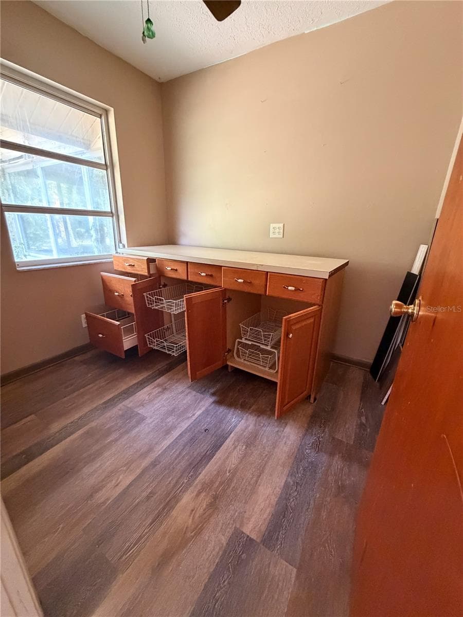office - 14202 SE 173RD PL, HAWTHORNE