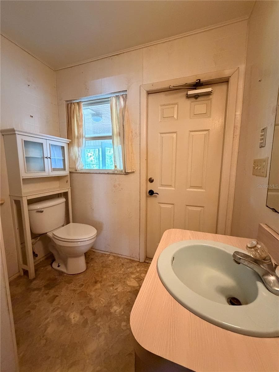 Hall bath - 14202 SE 173RD PL, HAWTHORNE