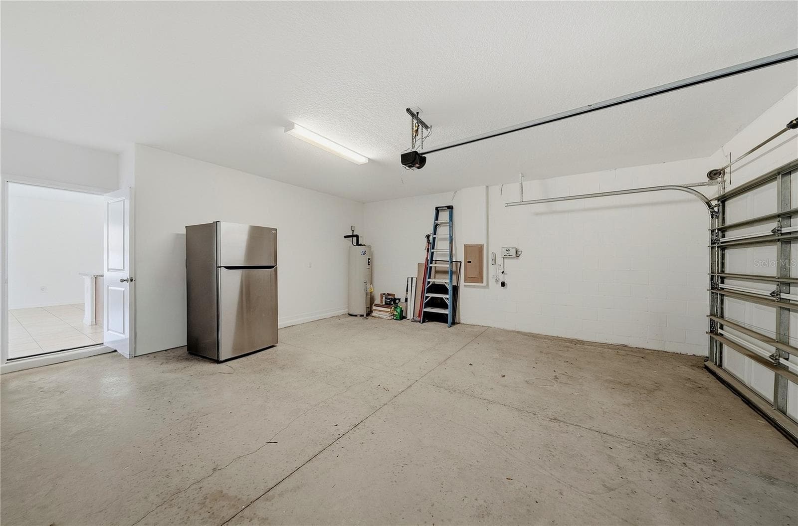 Refridgerator stays with the house! - 13904 ARBOR PINES DR, RIVERVIEW