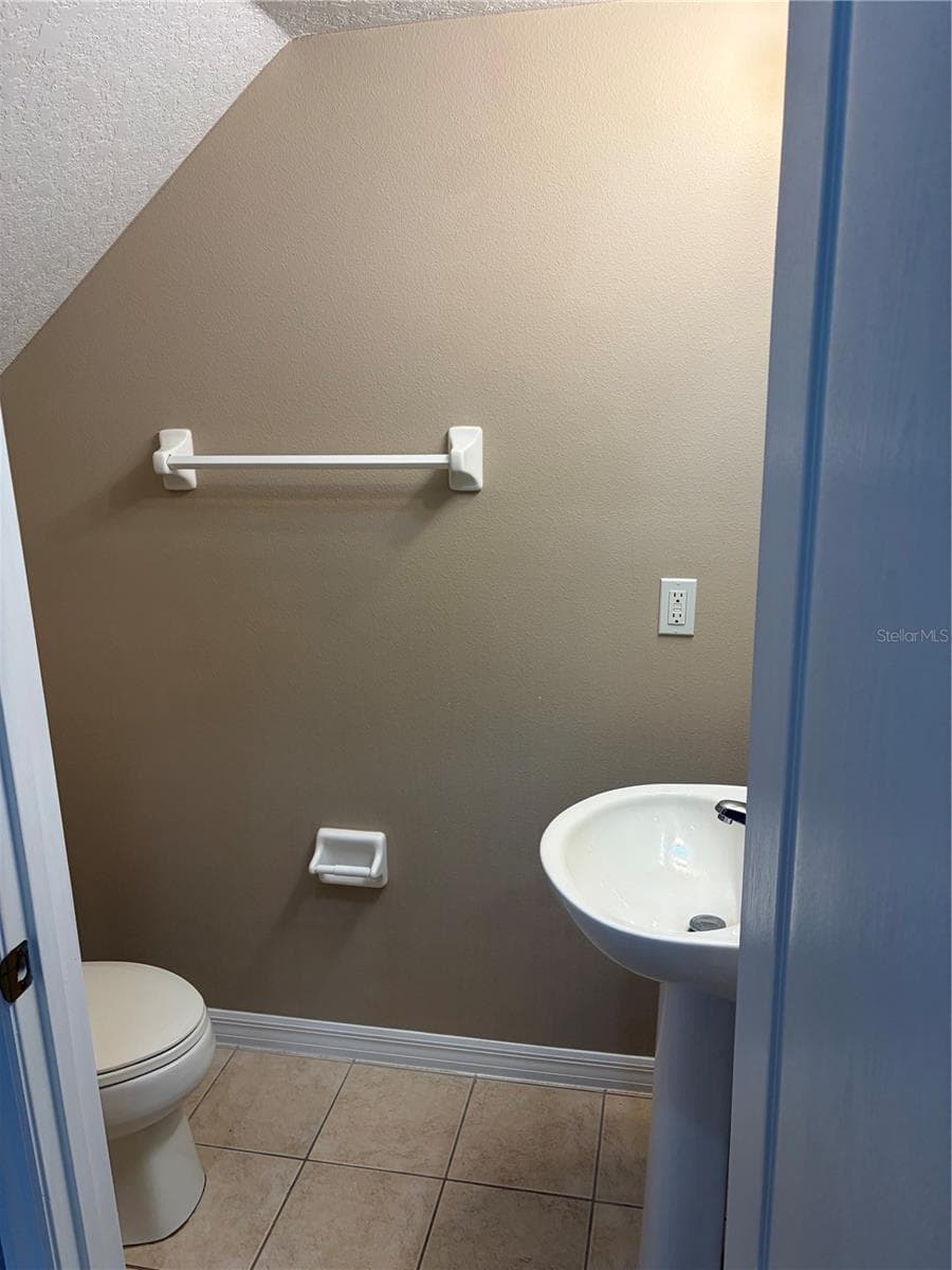 Single Family Residence at 2017 PORTCASTLE CIR, WINTER GARDEN, photo 5 of 12