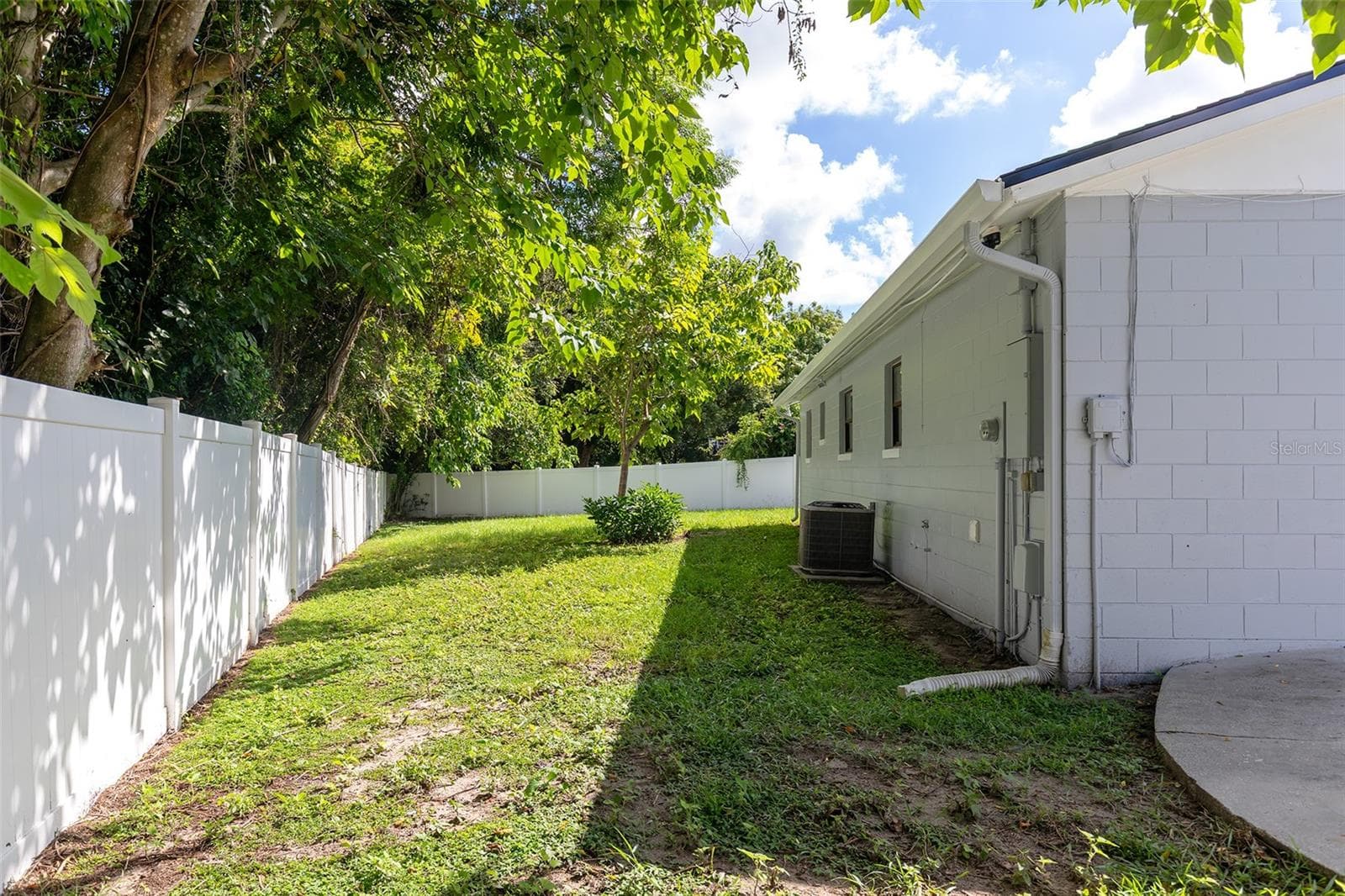 Gorgeous white vinyl fenced in yard - 500 BIRCH CT, ALTAMONTE SPRINGS