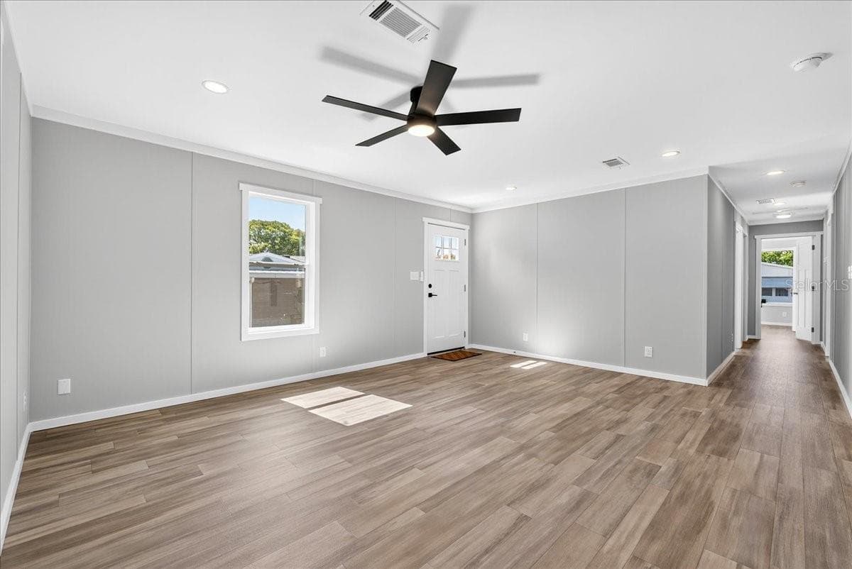 Manufactured Home at 2207 HIALEAH AVE, LEESBURG, photo 6 of 28