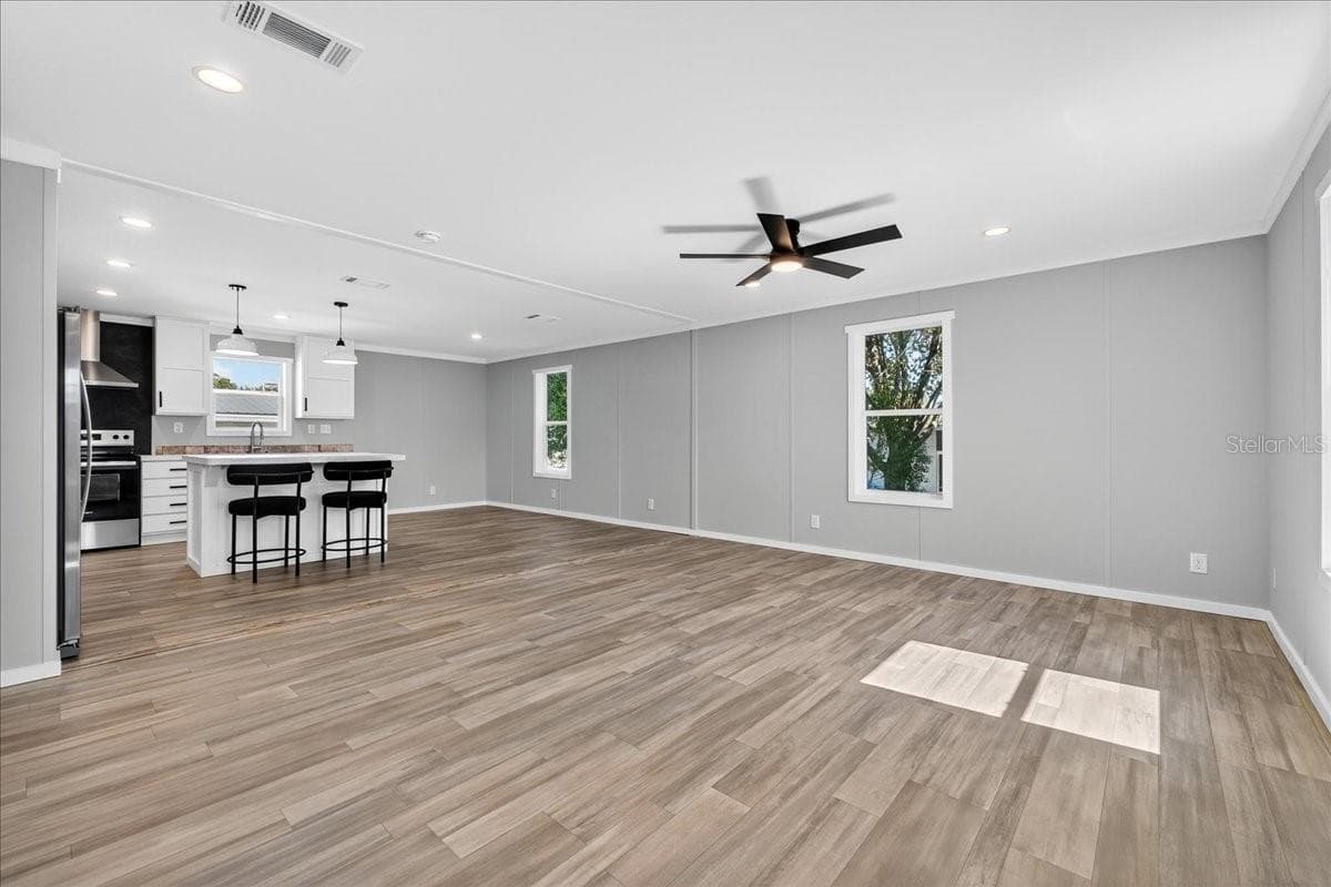 Manufactured Home at 2207 HIALEAH AVE, LEESBURG, photo 7 of 28