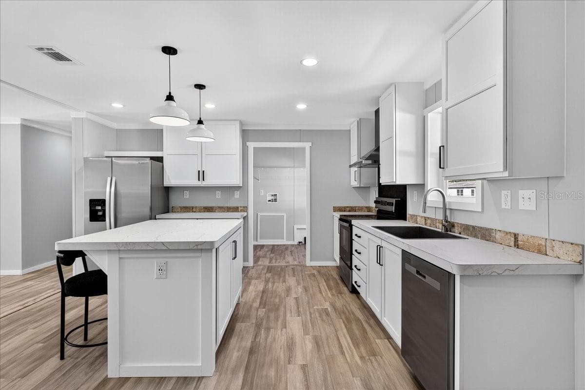 Manufactured Home at 2207 HIALEAH AVE, LEESBURG, photo 13 of 28