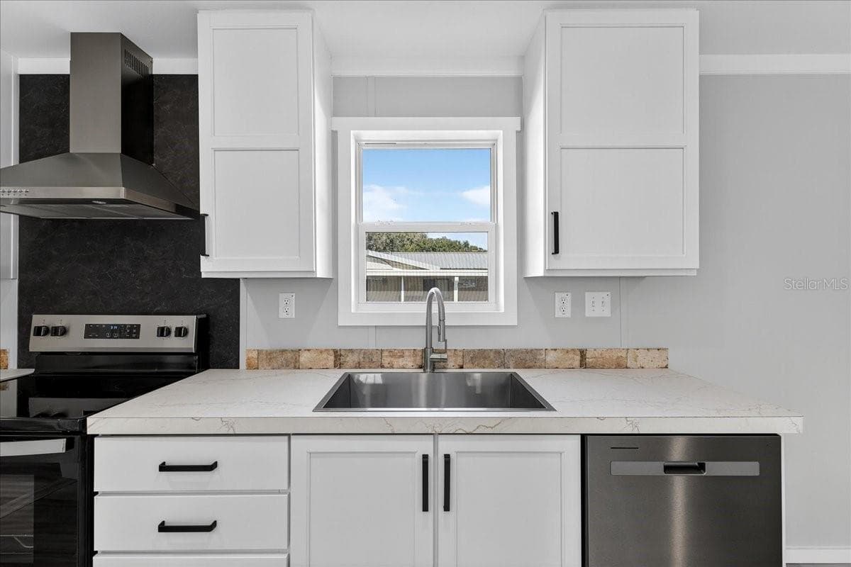 Manufactured Home at 2207 HIALEAH AVE, LEESBURG, photo 14 of 28