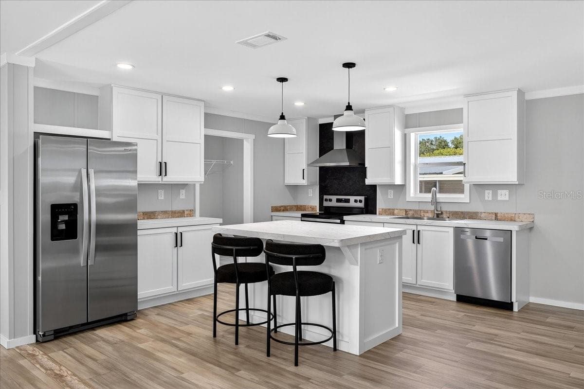 Manufactured Home at 2207 HIALEAH AVE, LEESBURG, photo 5 of 28