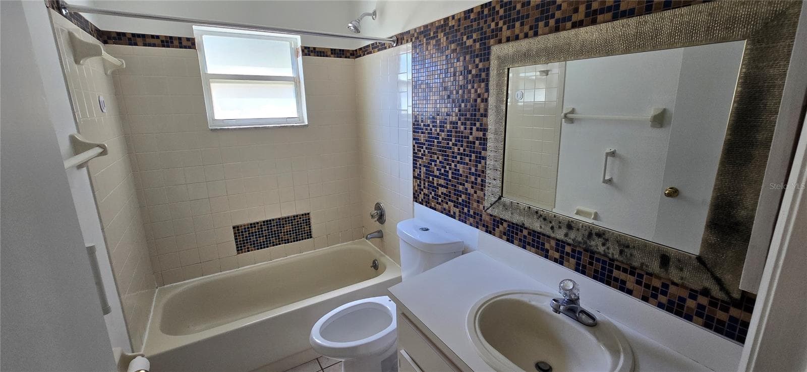 Second Bathroom - 348 VINEYARD DR, LAKELAND