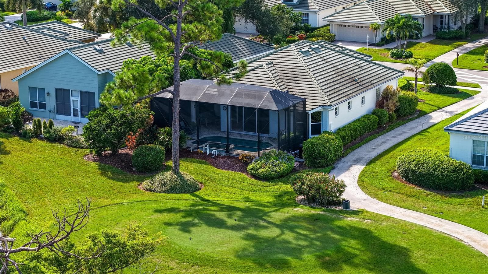 Lanai with pool and spa spans the back of the house - 342 MELROSE CT, VENICE