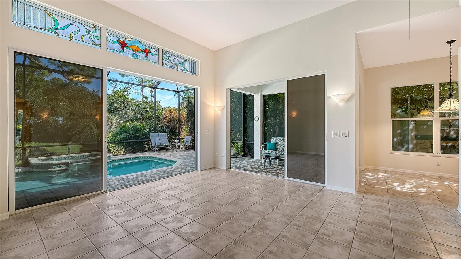 Living room opens to pool and spa and to covered lanai and breakfast room. - 342 MELROSE CT, VENICE