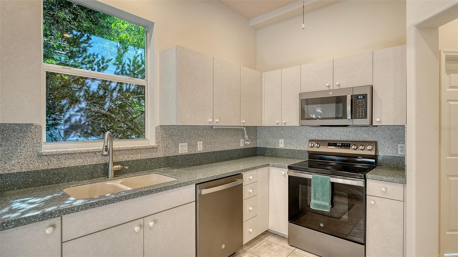 Single Family Residence at 342 MELROSE CT, VENICE, photo 20 of 73