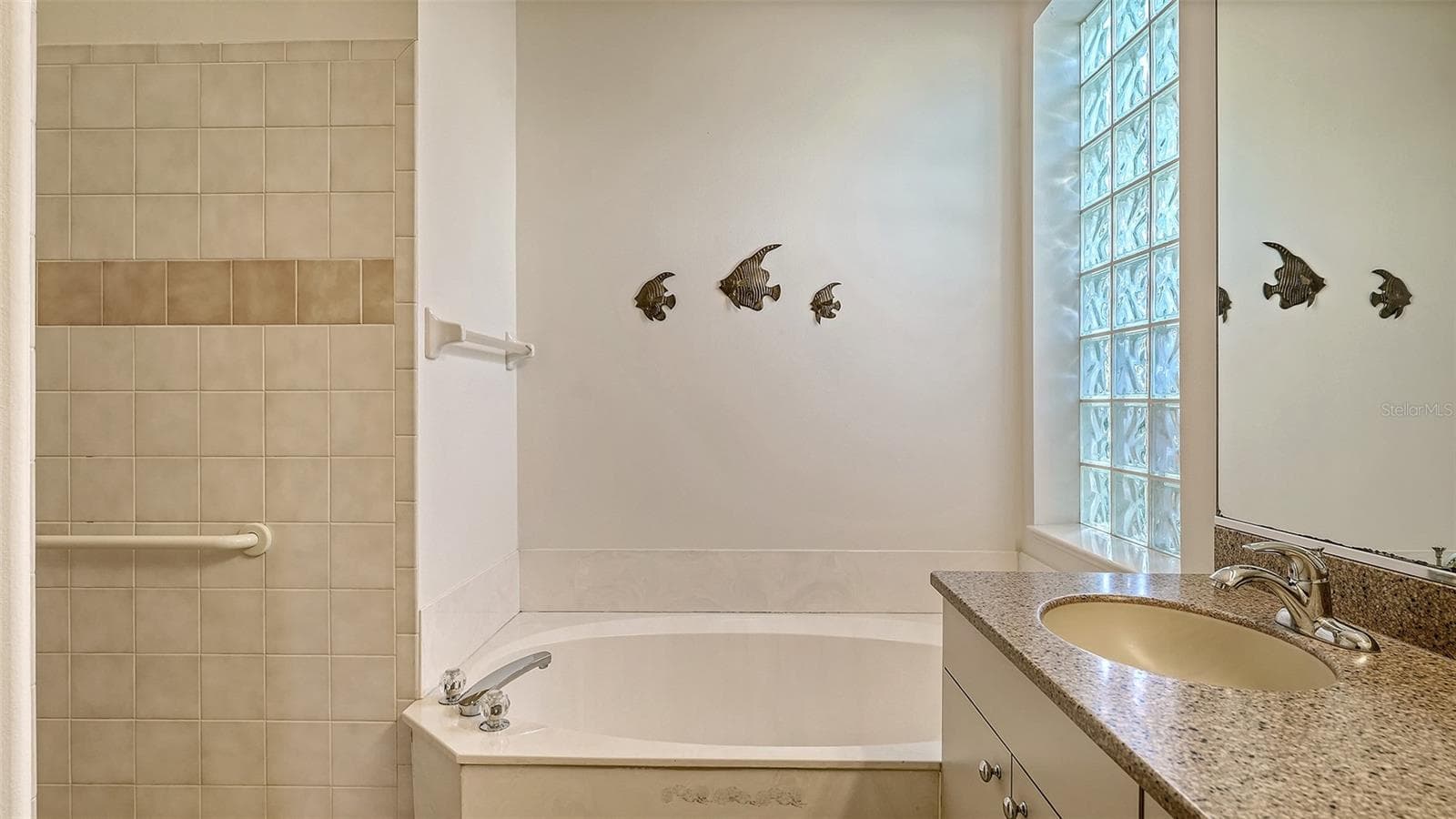En suite primary bath - 342 MELROSE CT, VENICE
