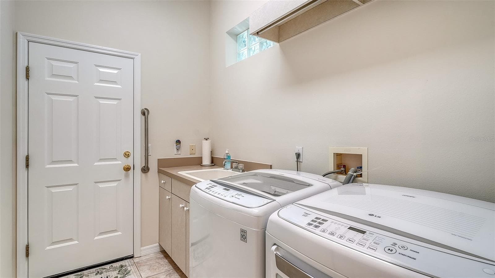 Interior laundry room with sink - 342 MELROSE CT, VENICE