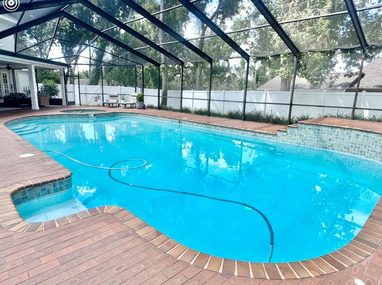 Relax in the beautiful 40x20 resort-style Pool and Spa.  The enormous screened-in lanai is perfect for large gatherings. - 4603 DOGWOOD HILLS CT, BRANDON