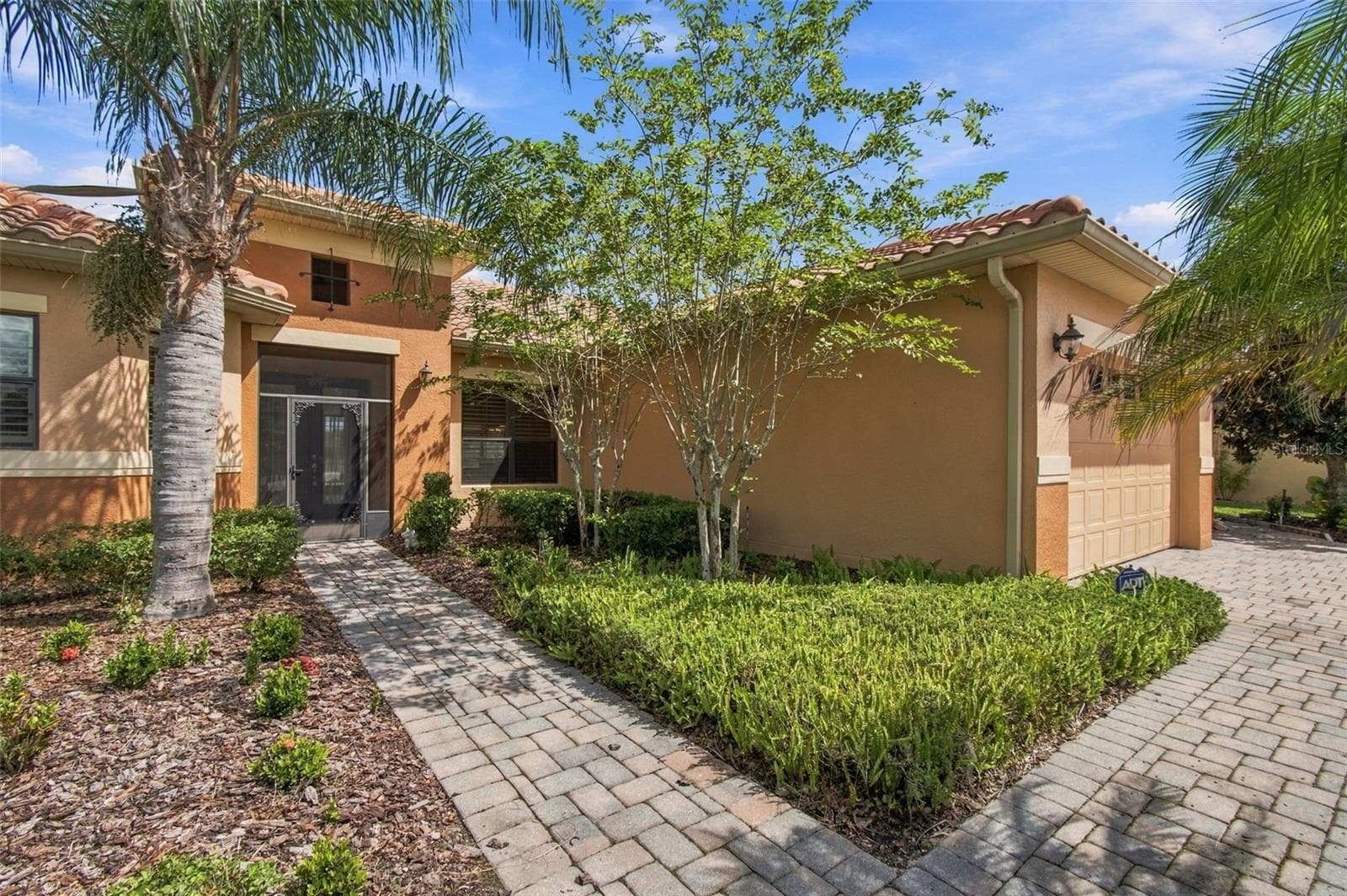 Custom Landscaping and screened front entryway - 148 RANCHO MIRAGE DR, POINCIANA