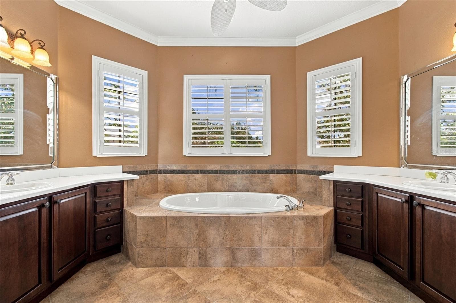 Primary en-suite bathroom with split vanities - 148 RANCHO MIRAGE DR, POINCIANA