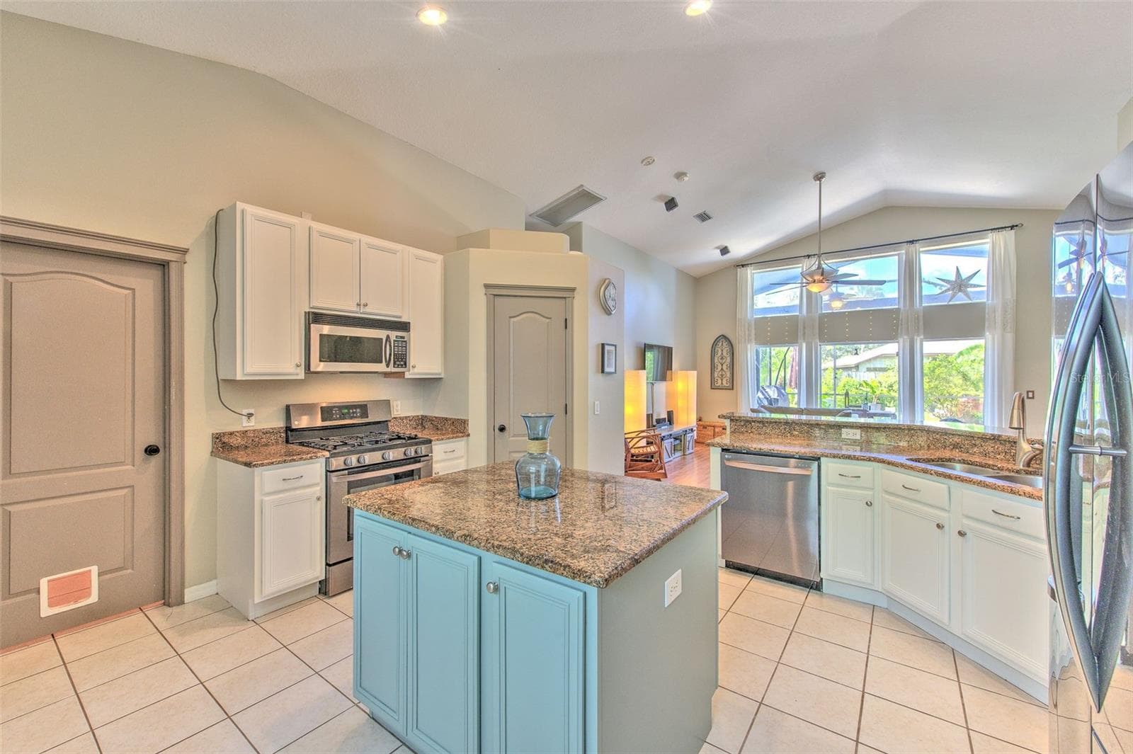 Single Family Residence at 5847 HERONRISE CRESCENT DR, LITHIA, photo 8 of 31