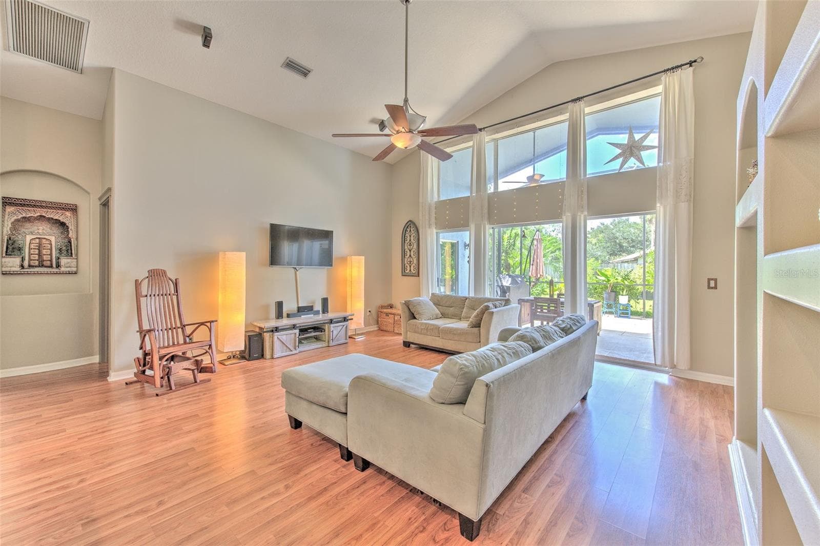 Single Family Residence at 5847 HERONRISE CRESCENT DR, LITHIA, photo 12 of 31