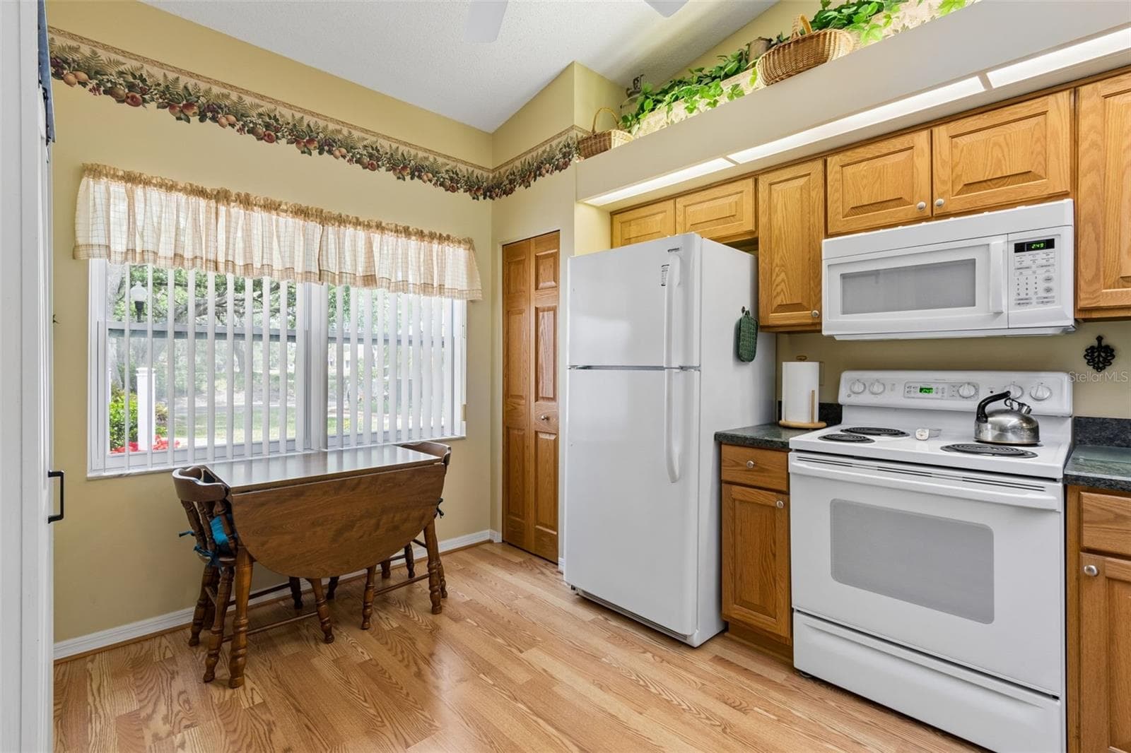 Eating space in kitchen - 5213 LOCHMEAD TER, ZEPHYRHILLS
