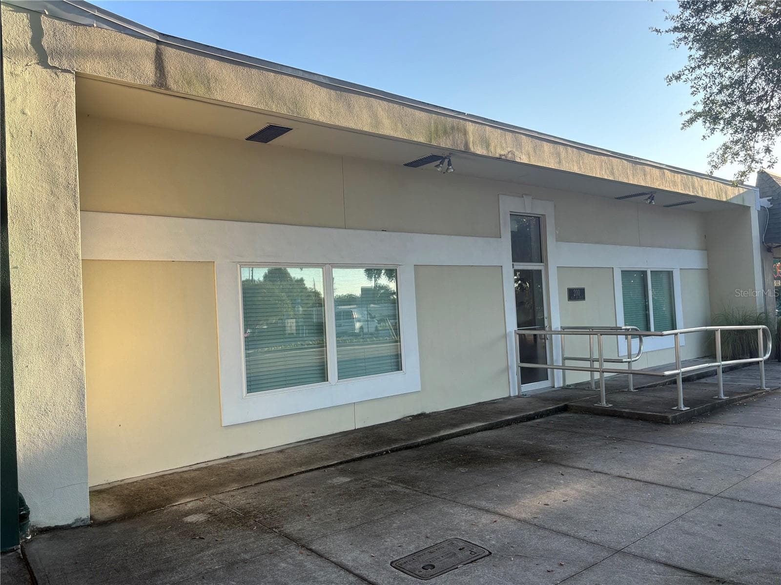 200 W BAY DR