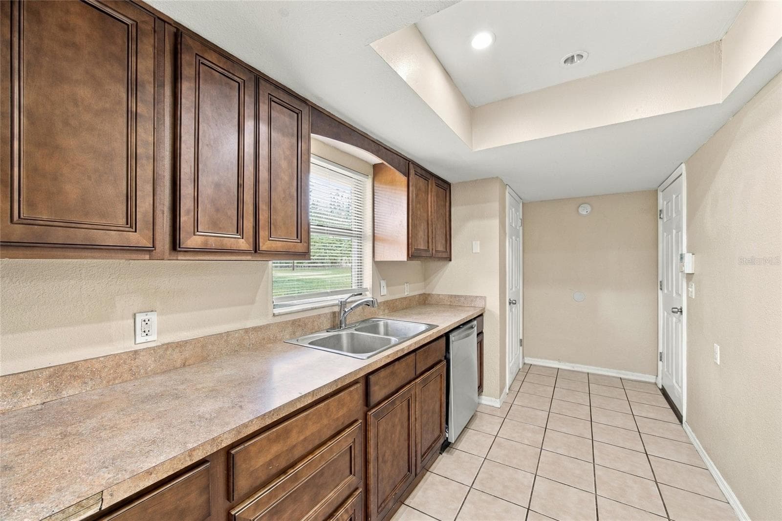 Kitchen area - 7021 SHEFFIELD DR, LAKELAND
