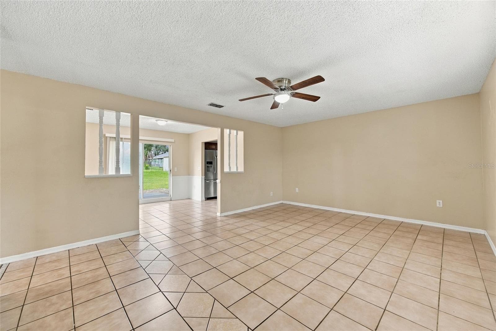 Living area - 7021 SHEFFIELD DR, LAKELAND