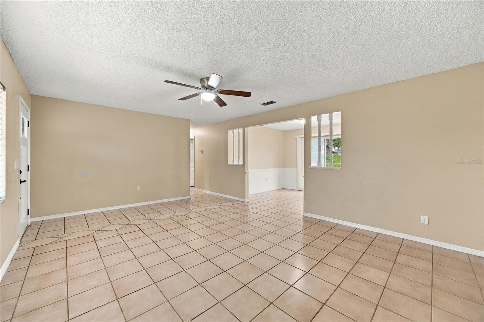 Living area - 7021 SHEFFIELD DR, LAKELAND