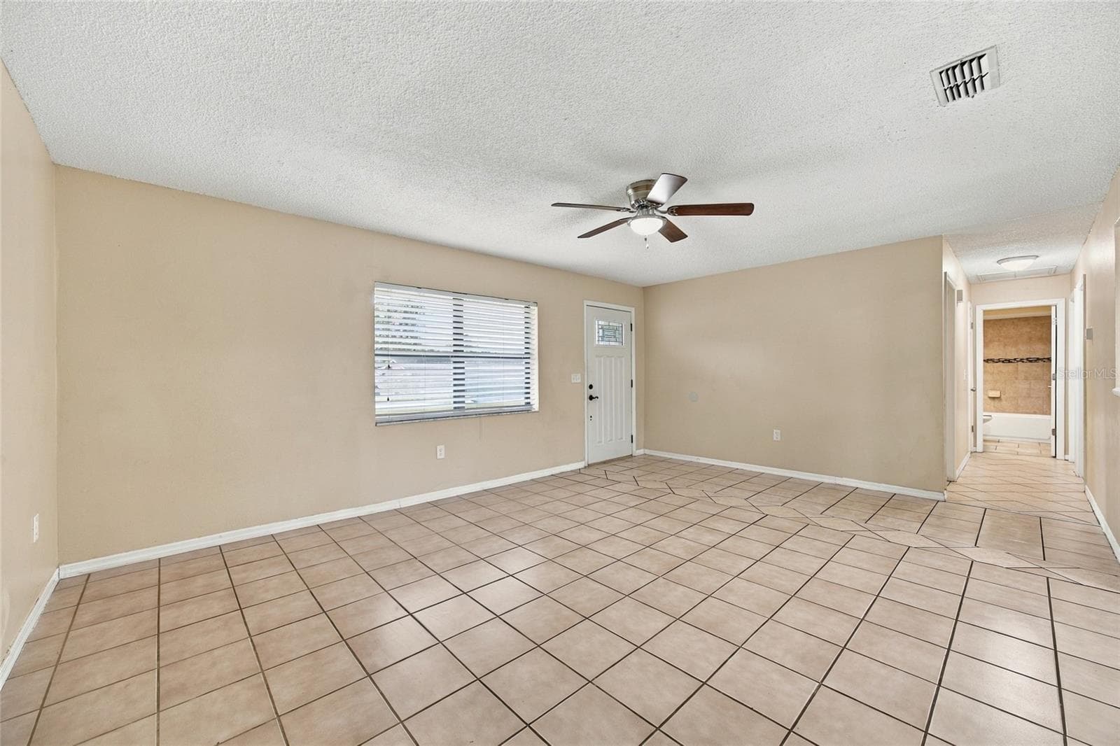 Living area - 7021 SHEFFIELD DR, LAKELAND