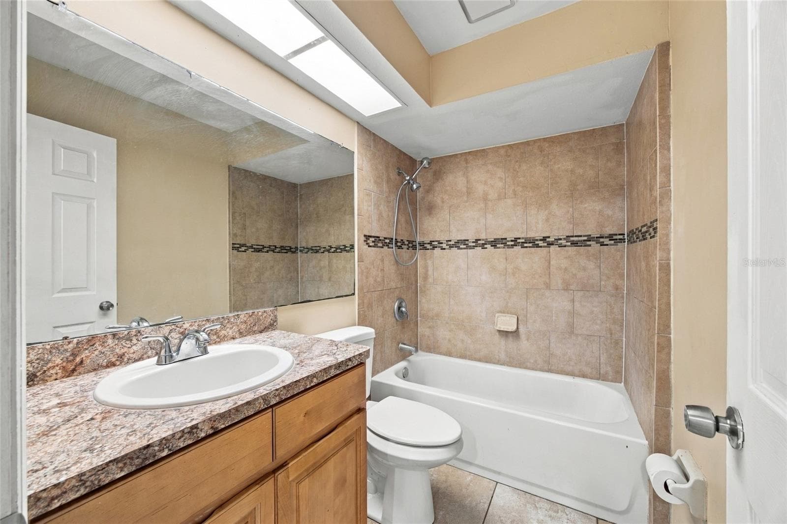 Guest bath - 7021 SHEFFIELD DR, LAKELAND